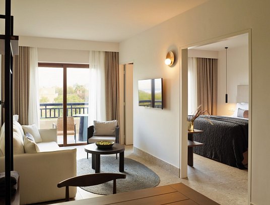 Asterion Suites & Spa - Designed for adults by Louis Hotels - Wohnbeispiel Suite Gartenblick (Zimmercodierung W1G)