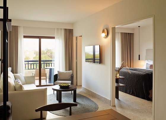 Asterion Suites & Spa - Designed for adults by Louis Hotels - Wohnbeispiel Suite Gartenblick (Zimmercodierung W1G)