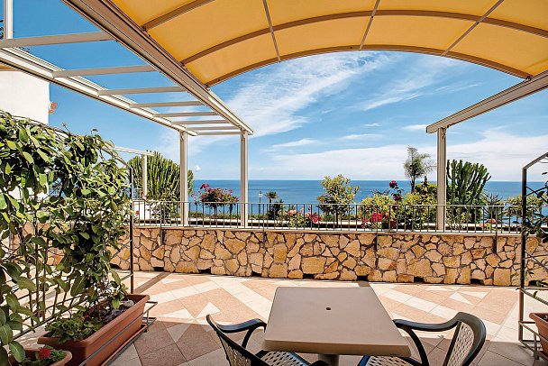 Antares Olimpo & Le Terrazze - Wohnbeispiel Doppelzimmer Meerblick Le Terrazze (Zimmercodierung D1M)