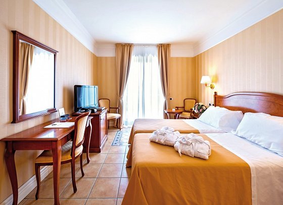 Dioscuri Bay Palace - Wohnbeispiel Doppelzimmer Superior seitl. Meerblick (Zimmercodierung DSN)