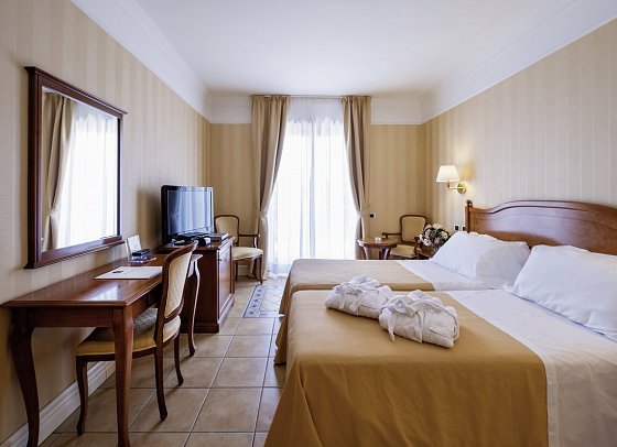 Dioscuri Bay Palace - Wohnbeispiel Doppelzimmer Superior seitl. Meerblick (Zimmercodierung DSN)