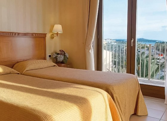 Dioscuri Bay Palace - Wohnbeispiel Doppelzimmer Superior seitl. Meerblick (Zimmercodierung DSN)