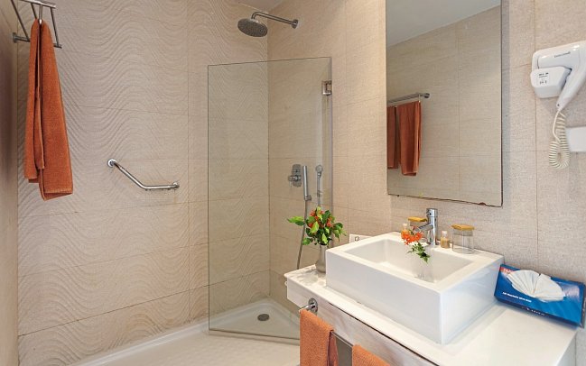 Seabel Rym Beach - Wohnbeispiel Bad (Zimmercodierungen DB1, DC1, DE1, RB1 & DSM)