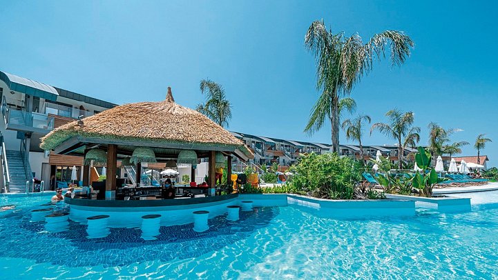 Liberty Fabay - Swim Up Bar