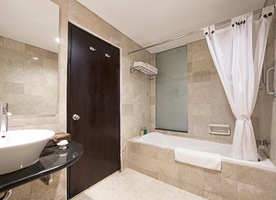 Legian Beach Hotel - Beispiel Bad Deluxe Family (Zimmercodierung FD1)
