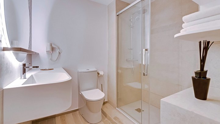 Sol e Mar - Beispiel Bad Doppelzimmer Meerblick (Zimmercodierung DBM)