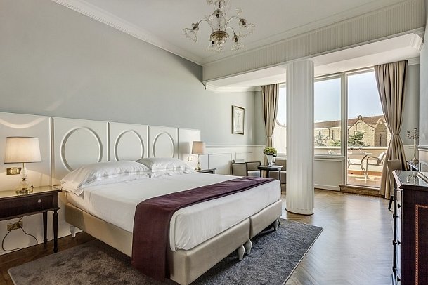 Plaza Hotel Lucchesi - Wohnbeispiel Doppelzimmer Deluxe Balkon (Zimmercodierung DD1)