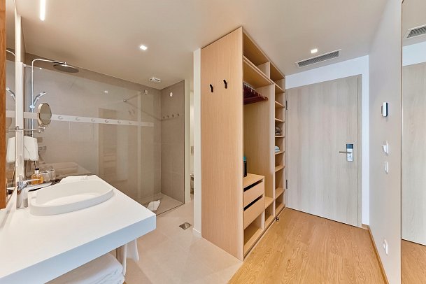 Sentido Galomar - Beispiel Bad Doppelzimmer seitl. Meerblick (Zimmercodierung DBN)