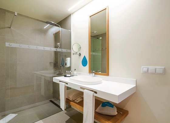 Sentido Galomar - Beispiel Bad Doppelzimmer Meerblick Cliff (Zimmercodierung D1M)