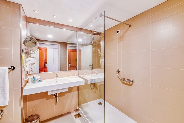 Enotel Sunset Bay - Beispiel Bad (Zimmercodierungen D4M & D5M)