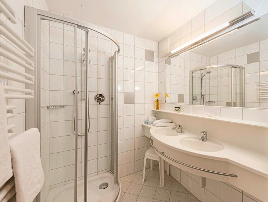 Aparthotel Ferienalm - Beispiel Bad (Zimmercodierungen OB1 & OB2)