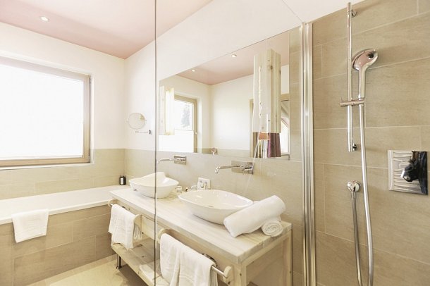 Natur & Wellnesshotel Höflehner - Beispiel Bad Doppelzimmer Alpenrose Stammhaus (Zimmercodierungen DB3 & EB3)