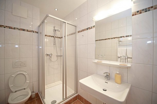 Hotel Restaurant Pariente - Beispiel Bad Standard (Zimmercodierungen DG1 & FG1)