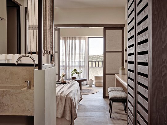 Numo Ierapetra Beach Resort Crete, Curio Collection by Hilton - Wohnbeispiel Doppelzimmer King Aterre Retreat Balkon (Zimmercodierung DB1)