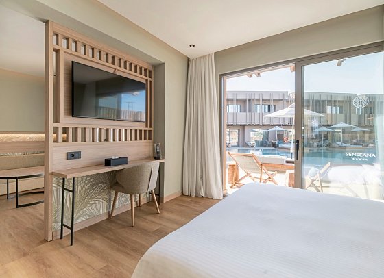 Senseana Sea Side Resort & Spa - Wohnbeispiel Juniorsuite Swim Up Gemeinschaftspool (Zimmercodierung JBQ)