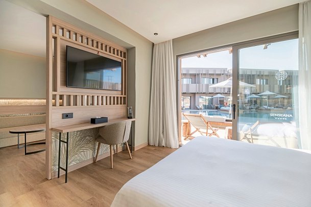 Senseana Sea Side Resort & Spa - Wohnbeispiel Juniorsuite Swim Up Gemeinschaftspool (Zimmercodierung JBQ)
