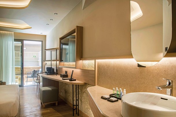 Senseana Sea Side Resort & Spa - Wohnbeispiel Doppelzimmer Gartenblick Outdoor Jacuzzi (Zimmercodierung D1G)