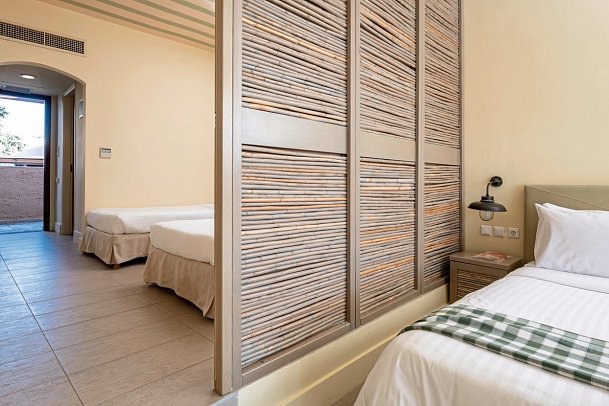 Aquila Rithymna Beach - Wohnbeispiel Familienzimmer Gartenblick (Zimmercodierung FBG)