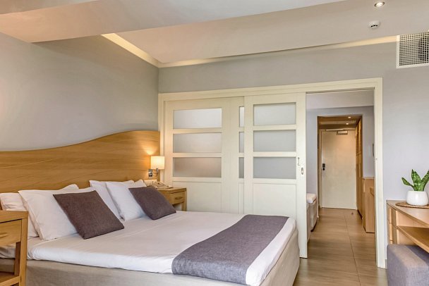 Lyttos Beach - Wohnbeispiel Familienzimmer Gartenblick Schiebetür (Zimmercodierung FBG)