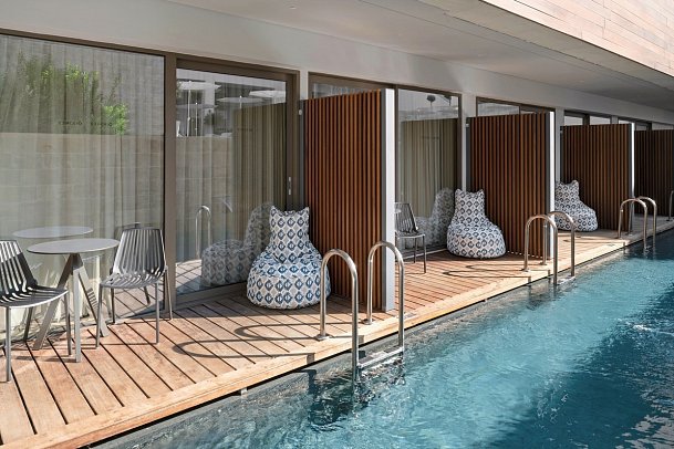 Ikones Seafront Luxury Suites - Wohnbeispiel Suite Swim-Up Gemeinschaftspool (Zimmercodierung WBQ)