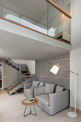 Ikones Seafront Luxury Suites - Wohnbeispiel Suite Deluxe Poolblick (Zimmercodierung WDP)