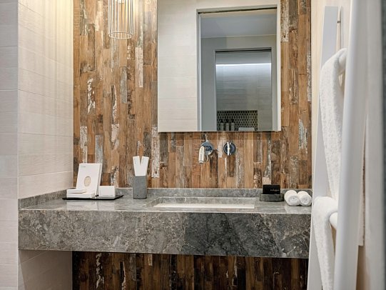 Domes Aulus Elounda, Curio Collection by Hilton - Badbeispiel Suite Meerblick Sapphire Zen Gemeinschaftspool (Zimmercodierung W2M)