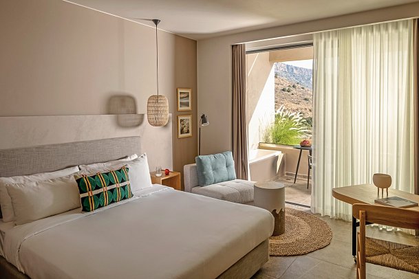 Domes Aulus Elounda, Curio Collection by Hilton - Wohnbeispiel Suite Meerblick Sapphire Zen Outdoor Badewanne (Zimmercodierung WBM)