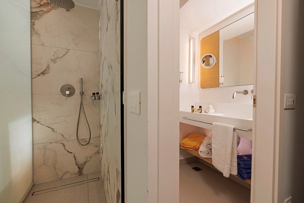 Anissa Beach - Badbeispiel (Zimmercodierung DSG)