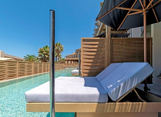 Aphrodite Beach Club - Wohnbeispiel Doppelzimmer Deluxe Swim-up Gemeinschaftspool (Zimmercodierung DDQ)