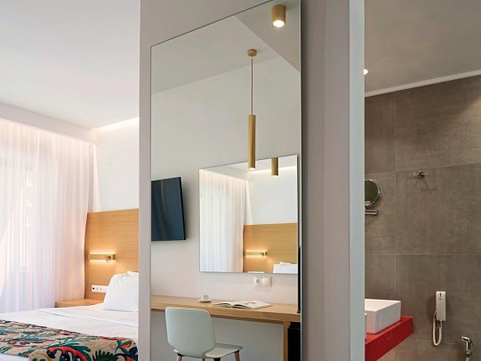 High Beach - Wohnbeispiel Familienzimmer Deluxe Poolblick (Zimmercodierung FDP)