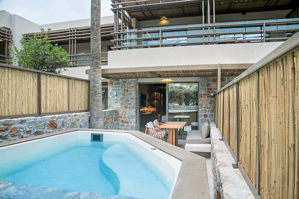King Minos Retreat Resort & Spa - Wohnbeispiel Doppelzimmer Gartenblick Outdoor Jacuzzi (Zimmercodierung D1G)