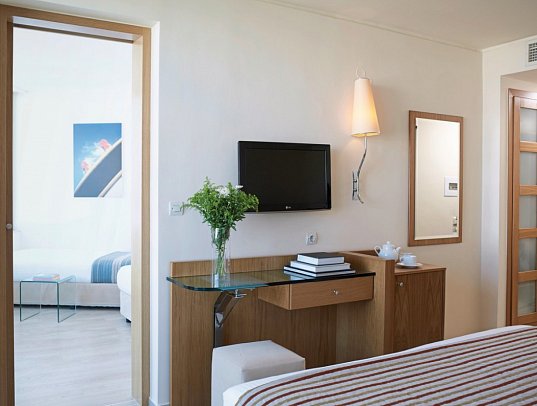 Kriti Beach Hotel - Wohnbeispiel Suite Familie (Zimmercodierung WI1)