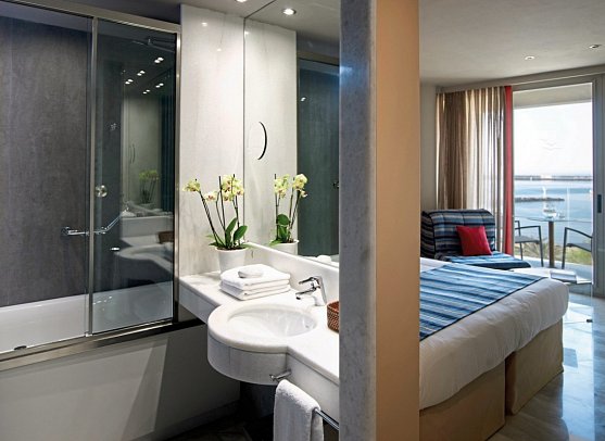 Kyma Suites Beach Hotel - Badbeispiel (Zimmercodierung J1M)