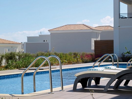 Anemos Luxury Grand Resort - Wohnbeispiel Familienzimmer Sharing Pool (Zimmercodierung F1P)