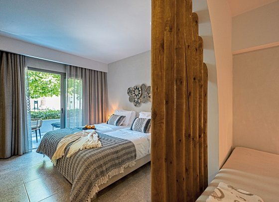 Eliros Mare Beachfront Poem Hotel - Wohnbeispiel Juniorsuite Gartenblick (Zimmercodierung J1G)