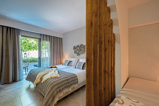 Eliros Mare Beachfront Poem Hotel - Wohnbeispiel Juniorsuite Gartenblick (Zimmercodierung J1G)