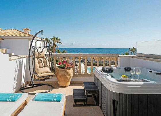 Mitsis Selection Laguna - Wohnbeispiel Bungalow Jacuzzi Meerblick (Zimmercodierung B1M)