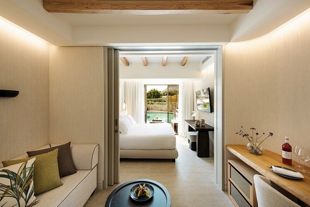 Mitsis Selection Rinela - Wohnbeispiel Familiensuite Swim Up Gemeinschaftspool (Zimmercodierung FBQ)