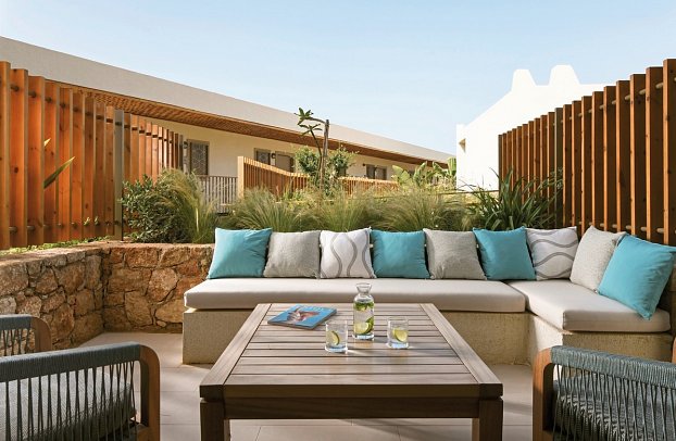 Mitsis Selection Rinela - Wohnbeispiel Familiensuite Privat Courtyard (Zimmercodierung WI1)