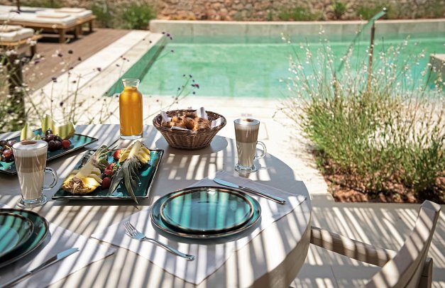 Mitsis Selection Rinela - Wohnbeispiel Suite Swim Up Gemeinschaftspool (Zimmercodierung WBQ)