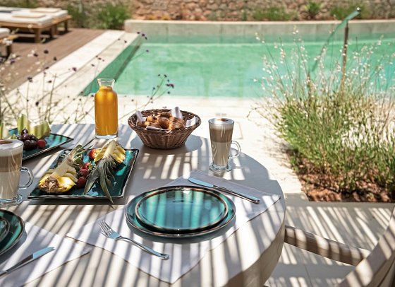 Mitsis Selection Rinela - Wohnbeispiel Suite Swim Up Gemeinschaftspool (Zimmercodierung WBQ)