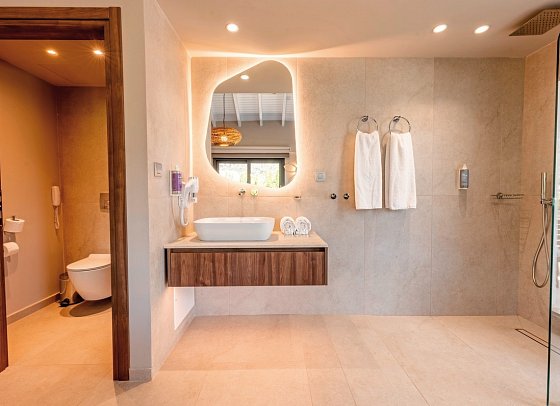 Sentido Kyknos Beach - Wohnbeispiel Sentido Zimmer mit begehbarem Kleiderschrank (Zimmercodierung D1G)