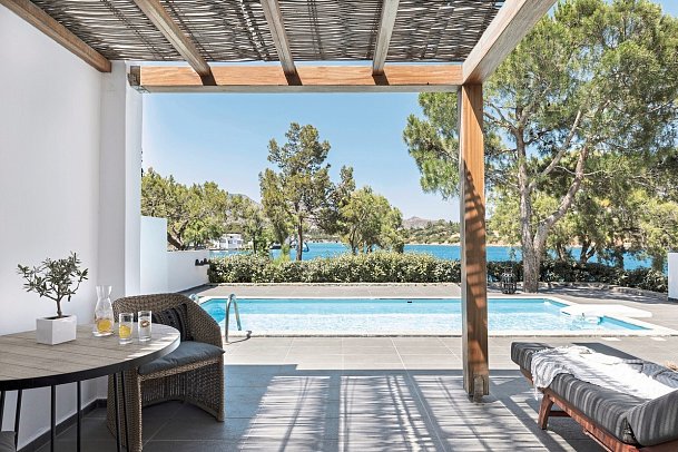 Minos Beach Art - Wohnbeispiel Bungalow Superior Meeresfront Privatpool (Zimmercodierung BSR)