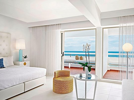 Grecotel LUXME White - Wohnbeispiel Juniorsuite Meerblick (Zimmercodierung JBM)