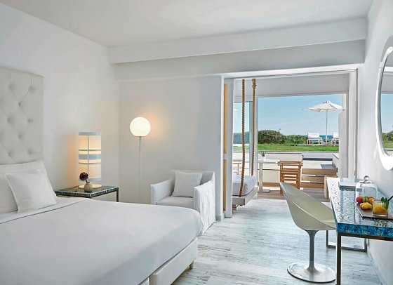 Grecotel LUX ME White - Wohnbeispiel Doppelzimmer Prestige mit Garten Meerblick (Zimmercodierung DOM)