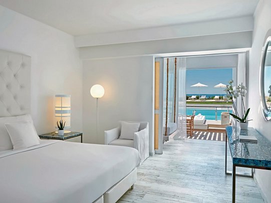 Grecotel LUXME White - Wohnbeispiel Doppelzimmer Swim Up mit Garten Meerblick (Zimmercodierung DOM)