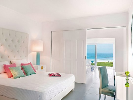 Grecotel LUXME White - Wohnbeispiel Petit Yali Suite Gemeinschaftspool Meeresfront (Zimmercodierung WBO)