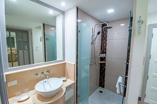 Duangjitt Resort & Spa - Badbeispiel Deluxe Garden Wing (Zimmercodierung UD1)