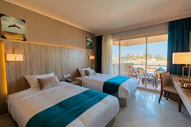 Seven Seas Jolie Bay - Wohnbeispiel Dreibettzimmer Gartenblick/Poolblick (Zimmercodierungen DP1, DCA, DBG, DCG, DBP & DCP)