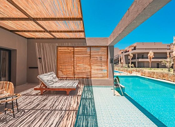 Sentido Naga Bay - Wohnbeispiel Juniorsuite Swim Up Gartenblick (Zimmercodierung JBQ)